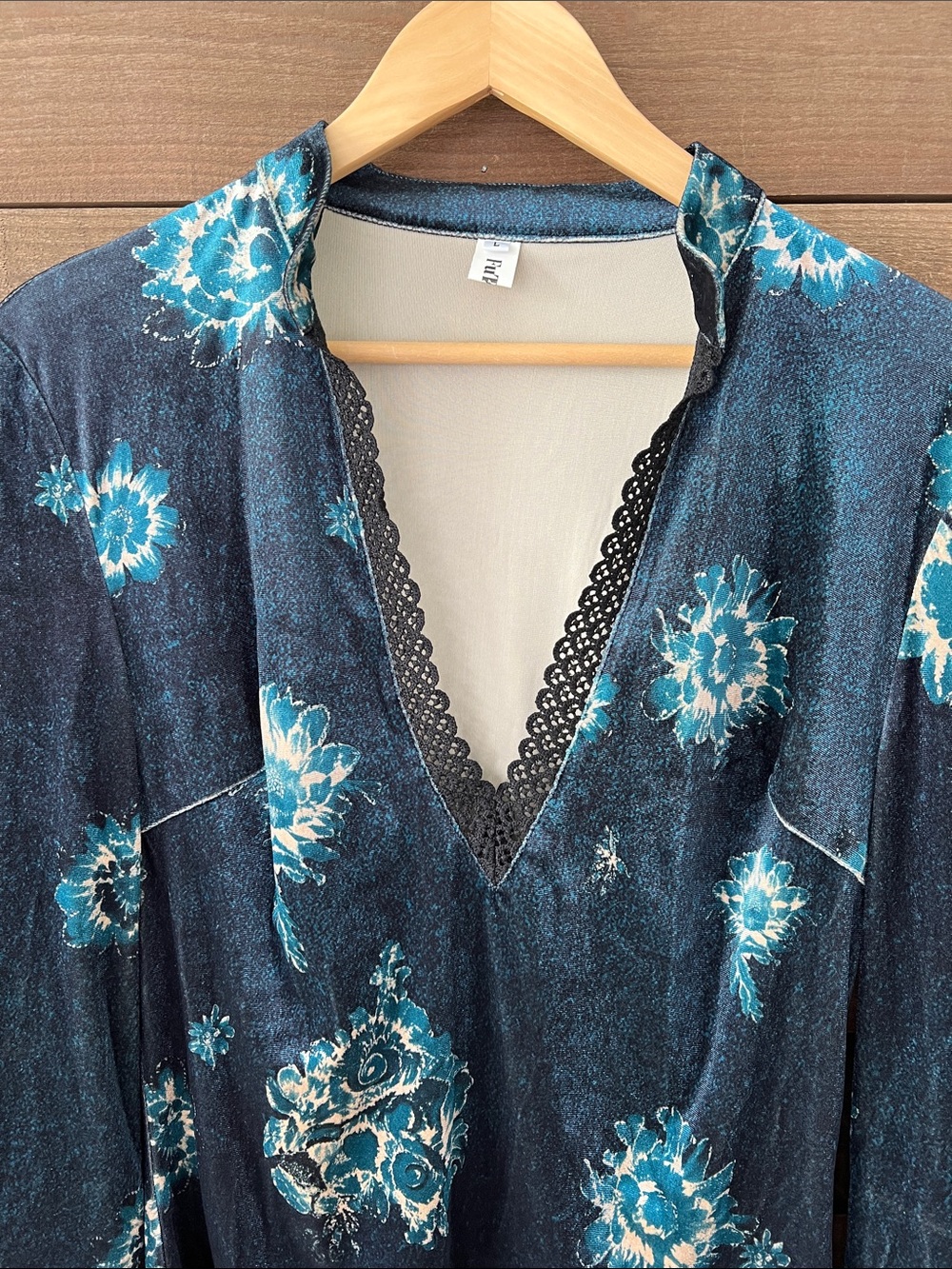 NWT FuTario Women's Teal Bell Sleeve Blouse Lace Hem Velvet Size Large - Picture 3 of 9